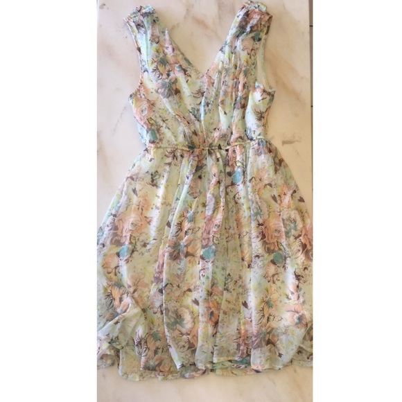 Rachael & Chloe Dresses & Skirts - RACHAEL & CHLOE FLORAL SUNDRESS SZ M mini v- neck